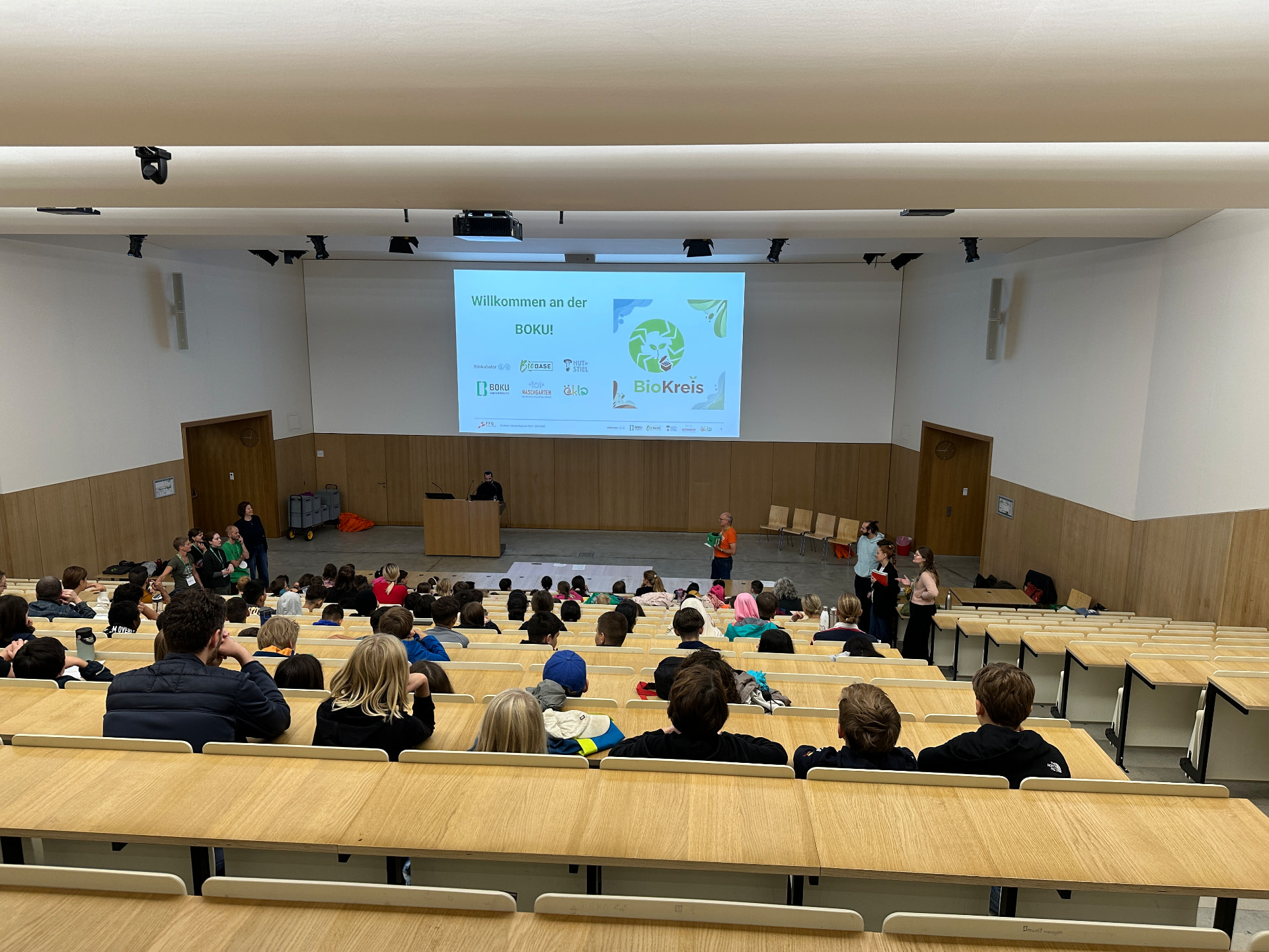 Pupils in a BOKU lecture hall at the BioKreis kick-off