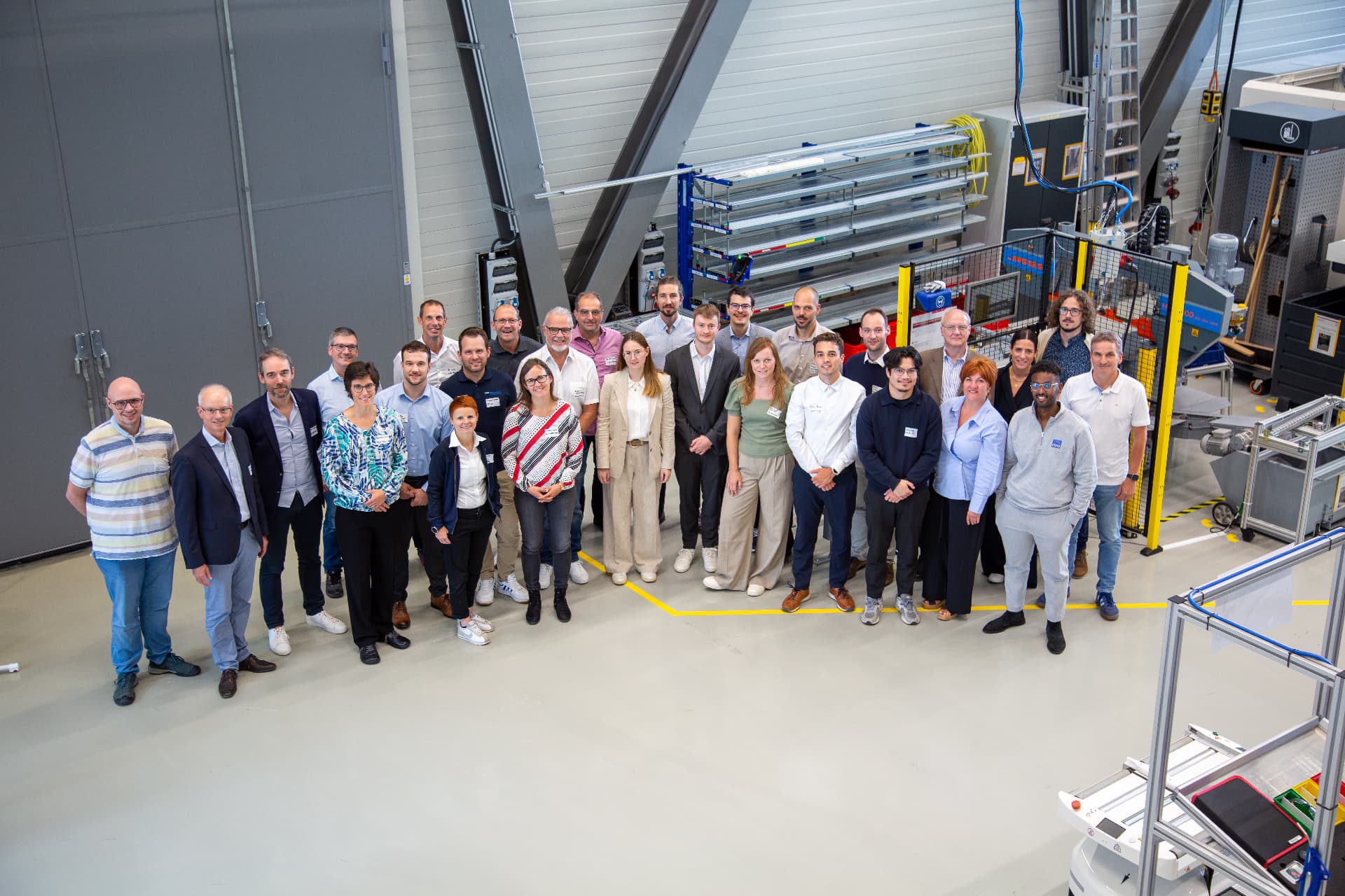 Group photo of the CIRCLOOPS consortium in a workshop hall