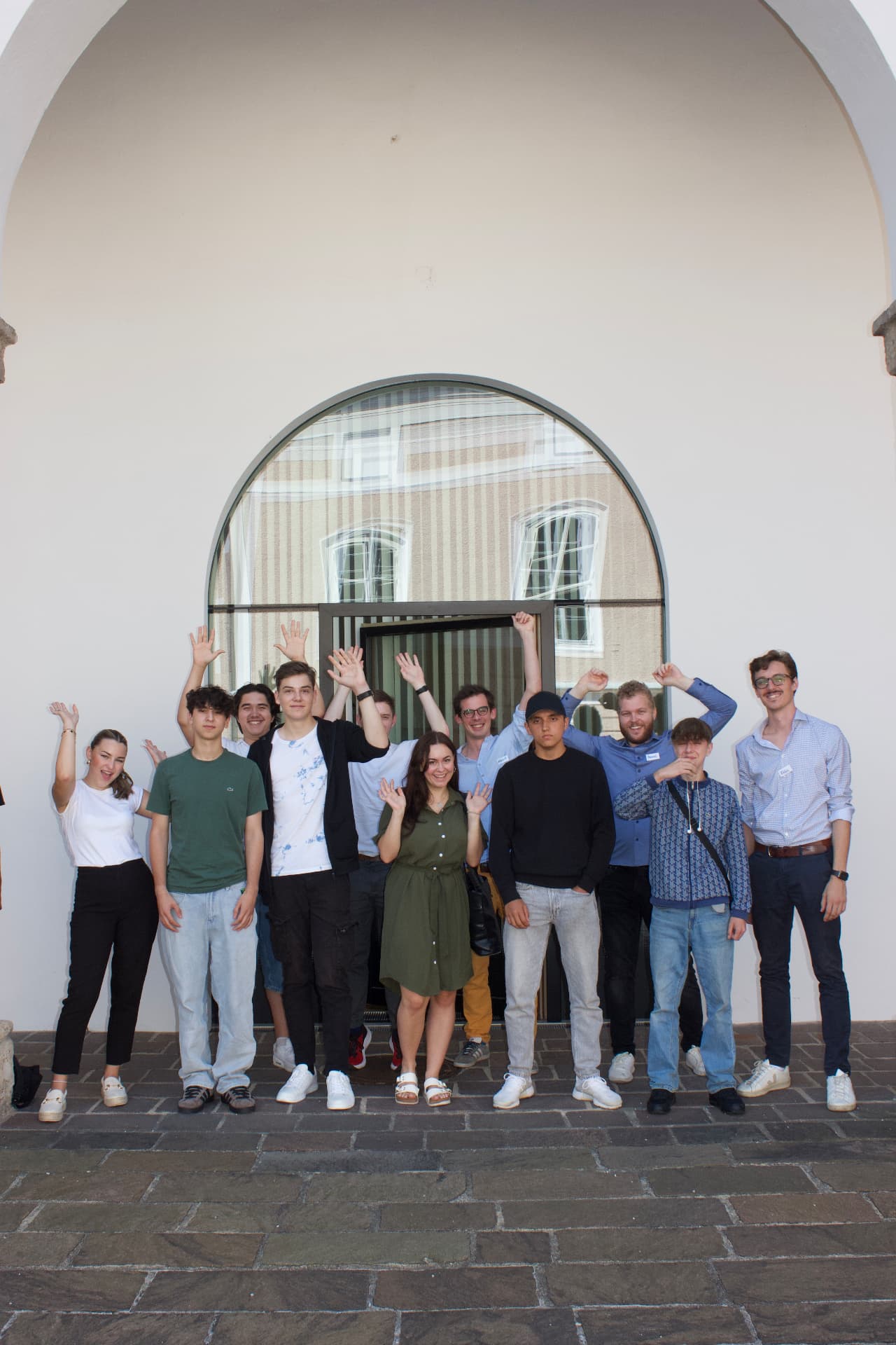 Gruppenfoto der LeNa-Challenge-Teilnehmenden vor dem Veranstaltungsort