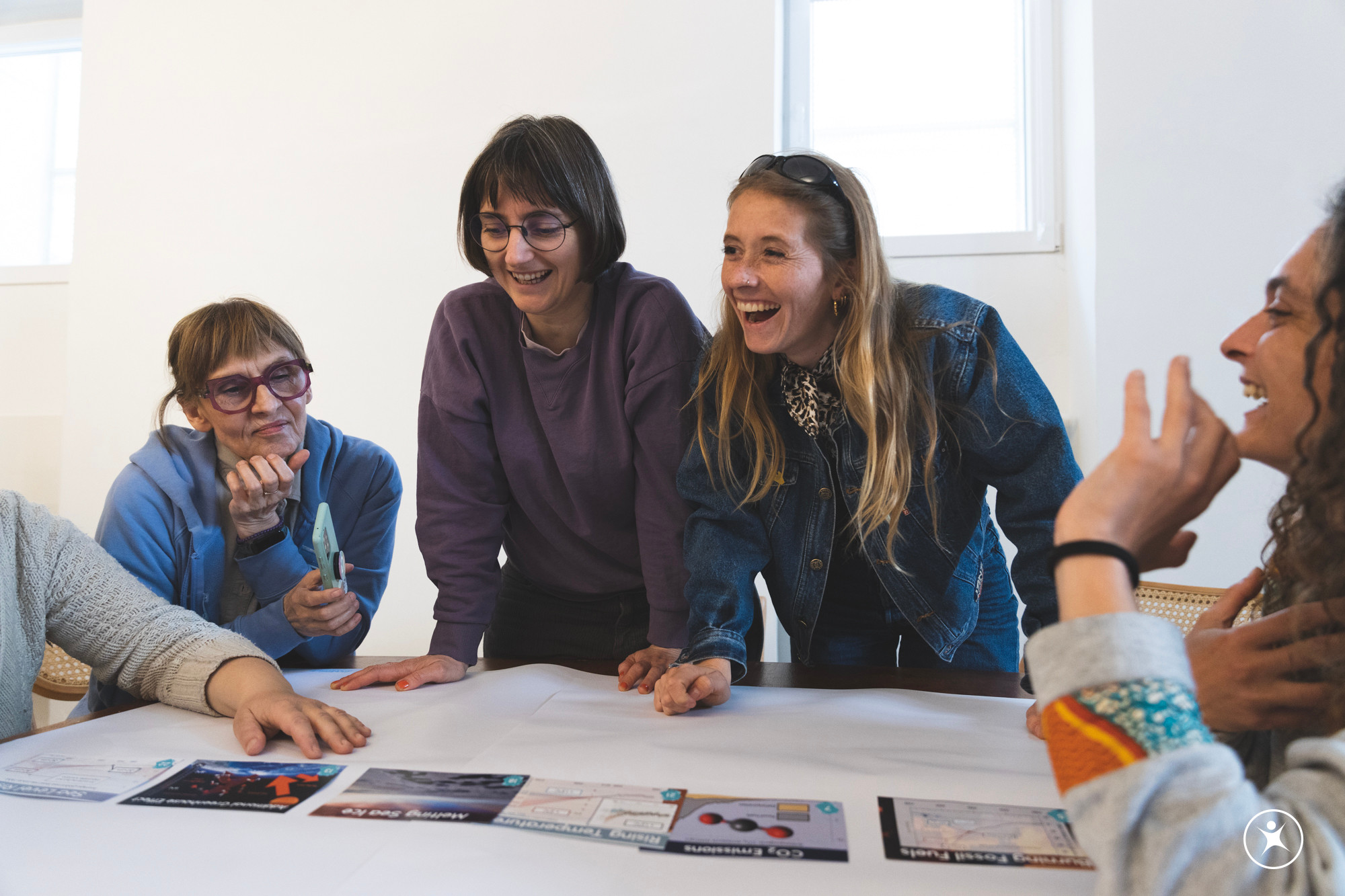 Workshop-Gruppe arbeitet gemeinsam an einer Aufgabe