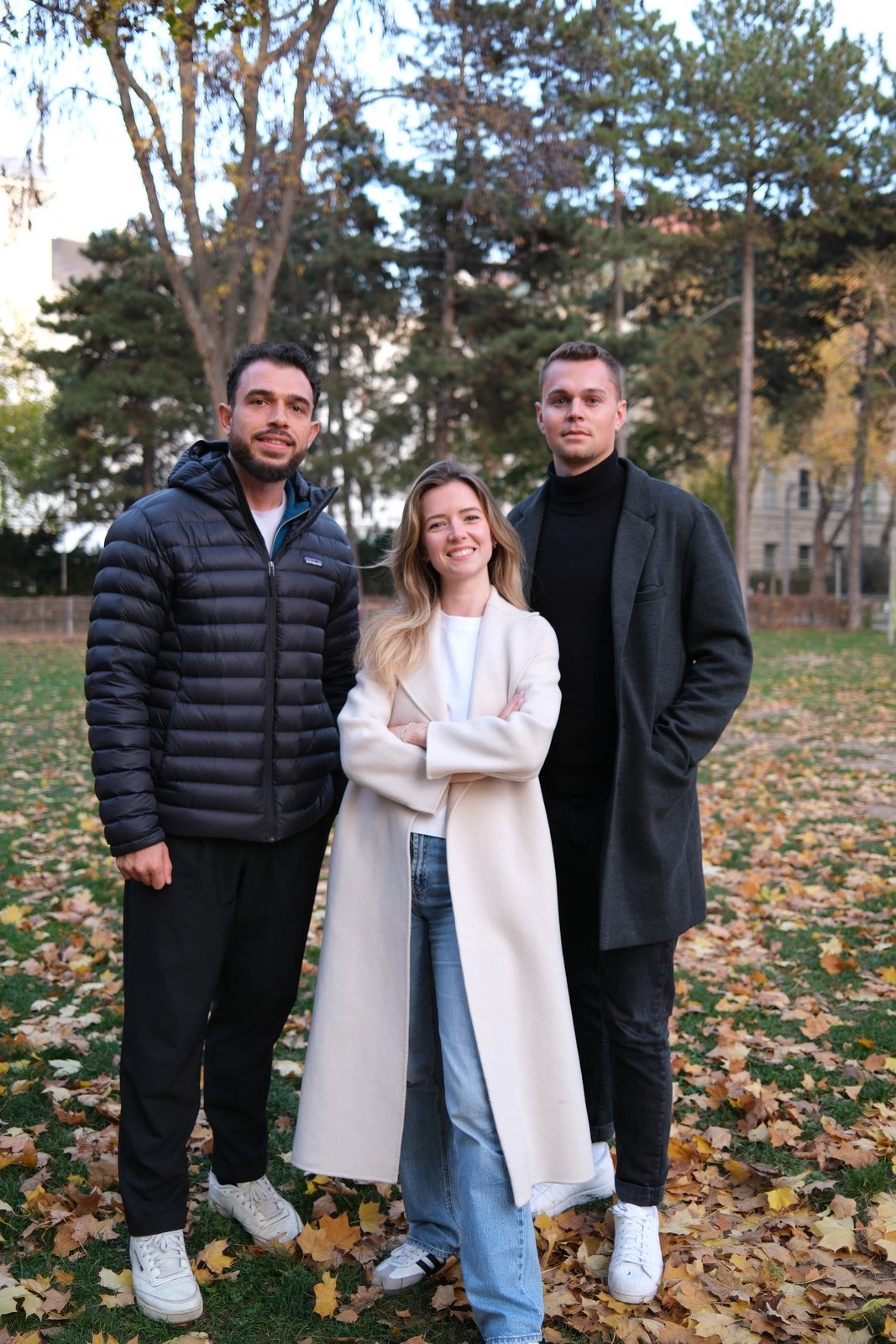 Das Gründungsteam von Neworn steht gemeinsam im Park an einem Herbsttag